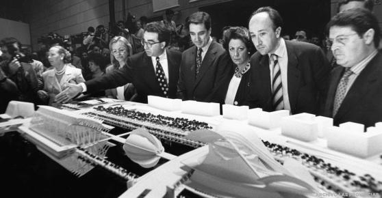 Calatrava describe la Ciudad de las Artes y las Ciencias a Marcela Miró, Eduardo Zaplana, Rita Barberá, Miguel Ángel Cortés y José Luis Olivas. Lloret (Archivo Las Provincias)