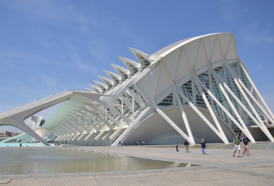 Las escaleras exteriores del Museo de las Ciencias  fueron añadidas después de su construcción pues Santiago Calatrava olvidó dotar al edificio de una salida de emergencia | L.Osset.