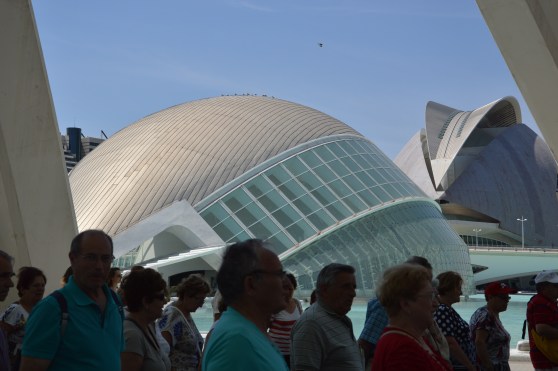 Turistas visitan la Ciudad de las Artes y las Ciencias. | L.Osset.