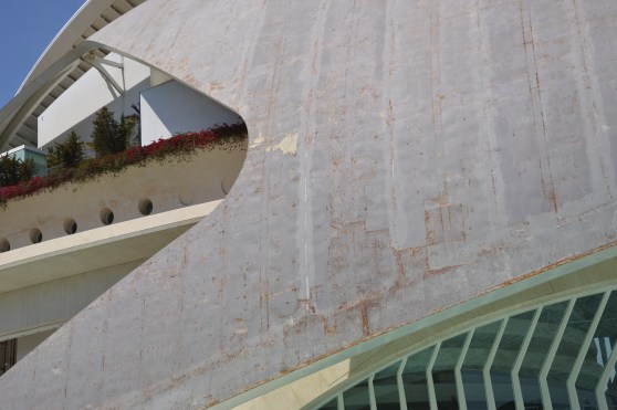 Vista cercana de la fachada oxidada del Palau de les Arts.| L.Osset.
